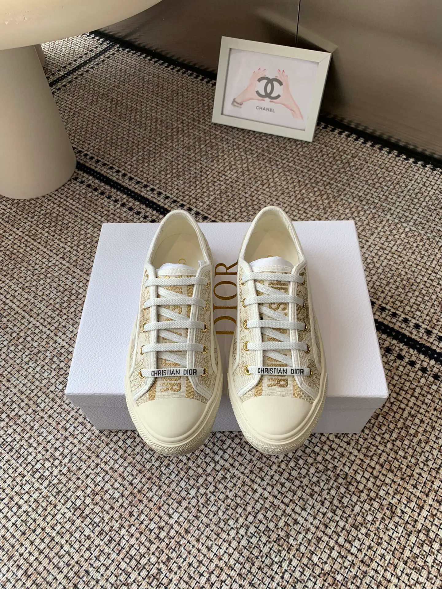 👟👟Ex-factory price 480👟👟 New color Dior Dior's new presbyopic embroidered canvas heighten thick-soled shoes, all details are consistent with the authentic ones ❗️Classic presbyopic with thick-soled series, fashionable and comfortable and also elongates the leg line, all original methods ❗️Original materials❗️ Classic embroidered presbyopic imported silk sheep lining, original cowhide lining for feet ❗️Refundable if not satisfied❗️ Code number 35-41 (40, 41 customized, non-returnable or exchangeable)